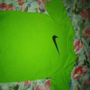 ⬇️Final price drop⬇️Boys Nike shirt size small